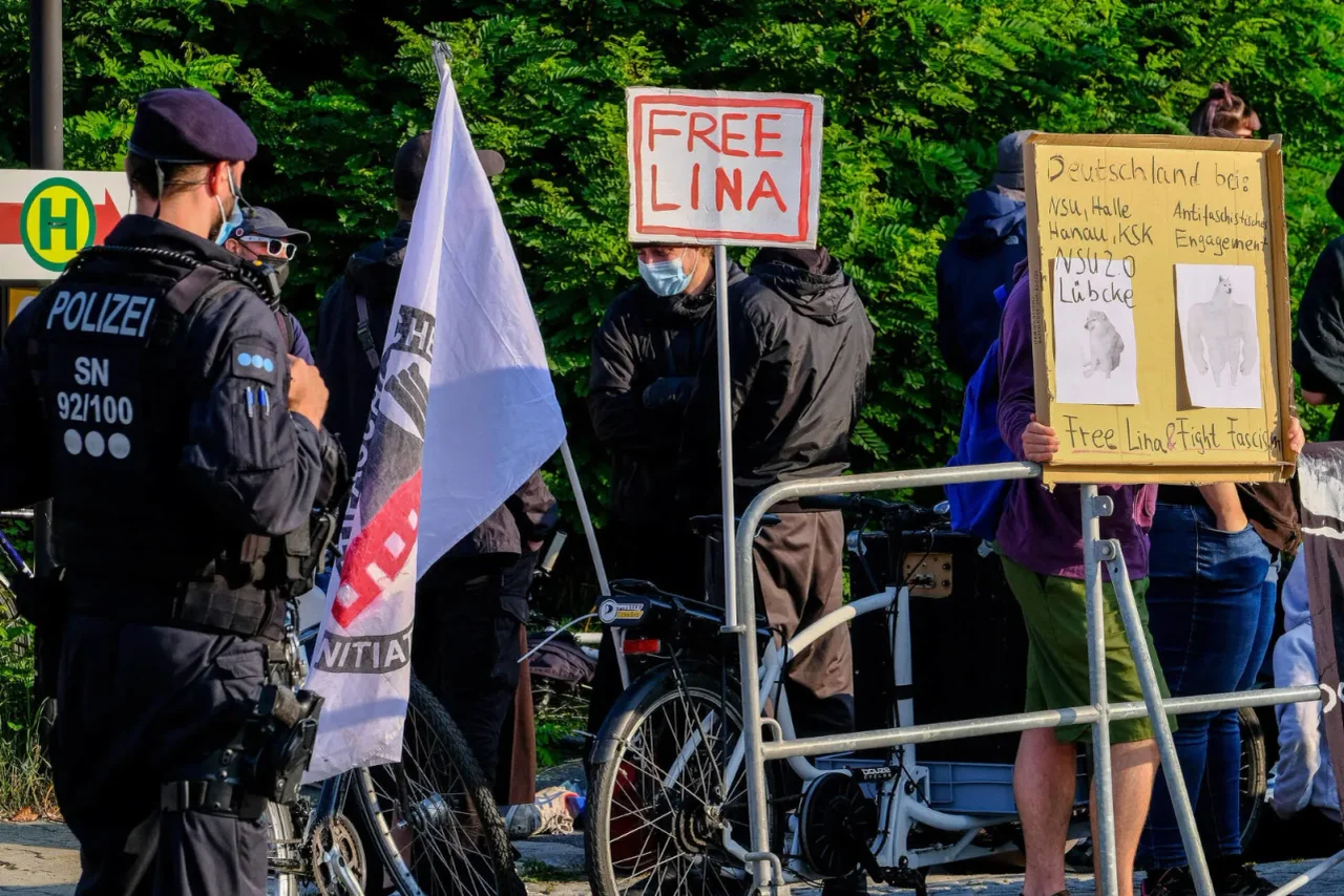 Demonstranten beim Prozessauftakt 2021 in Dresden