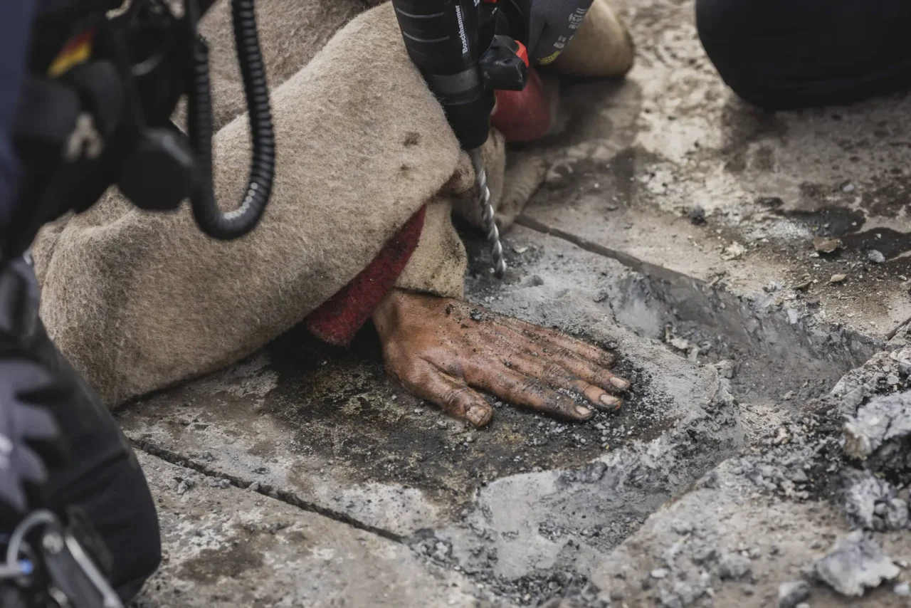 Ein "Klima-Kleber" wird von der Straße entfernt