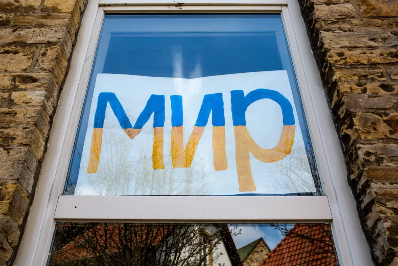 "Frieden" in kyrillischer Schrift