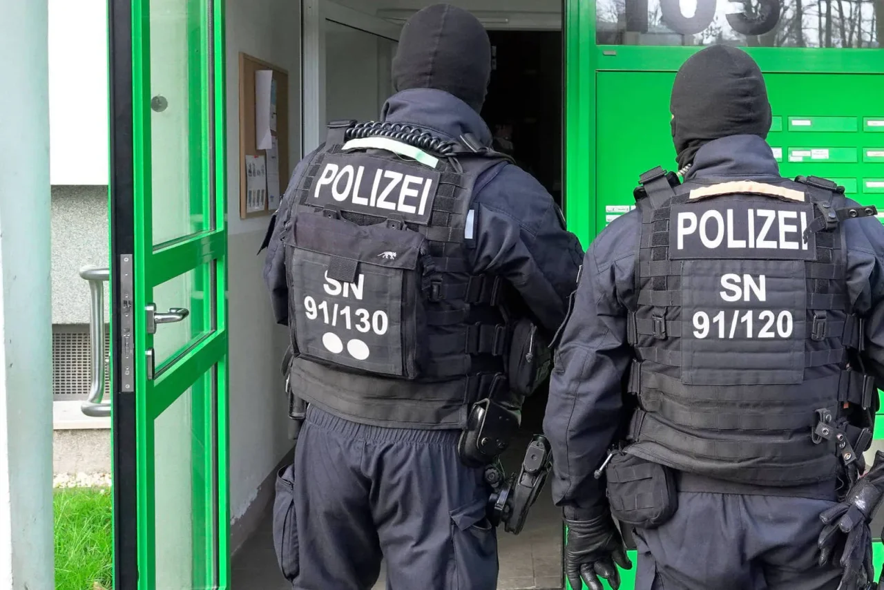 Polizeibeamte bei einer Razzia in Sachsen / Symbolbild