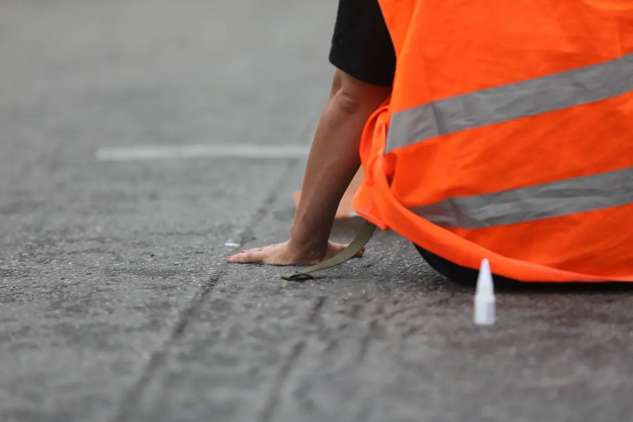 Die überwiegende Mehrheit der Deutschen lehnt die Klebeaktionen ab