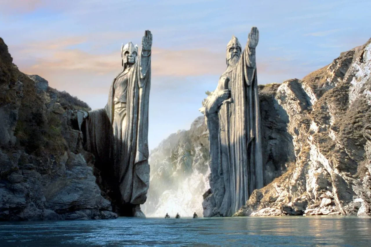 Die Argonath an den beiden Ufern des Anduin