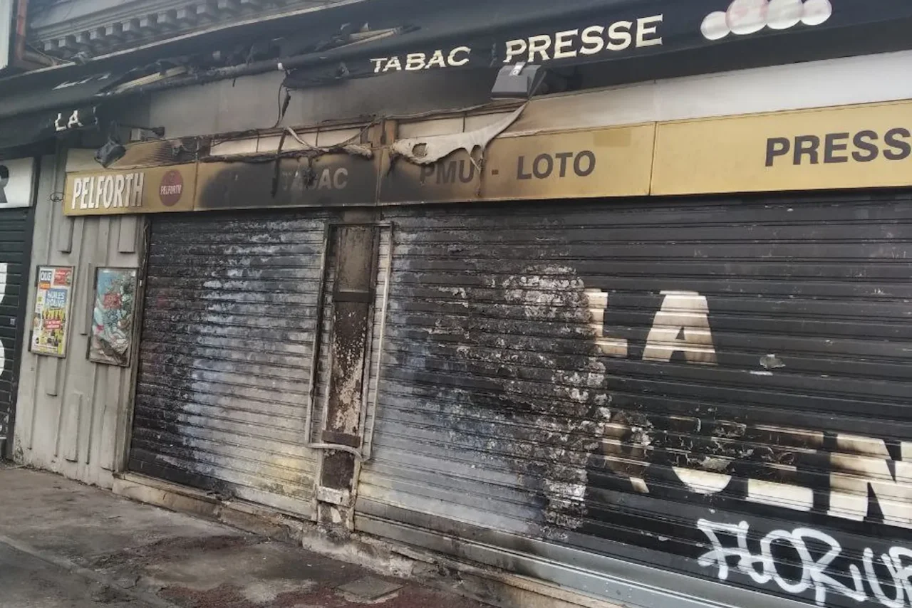 In vielen Kleinstädten kam es zu Angriffen auf Geschäfte, hier ein zerstörtes Geschäft in Talence