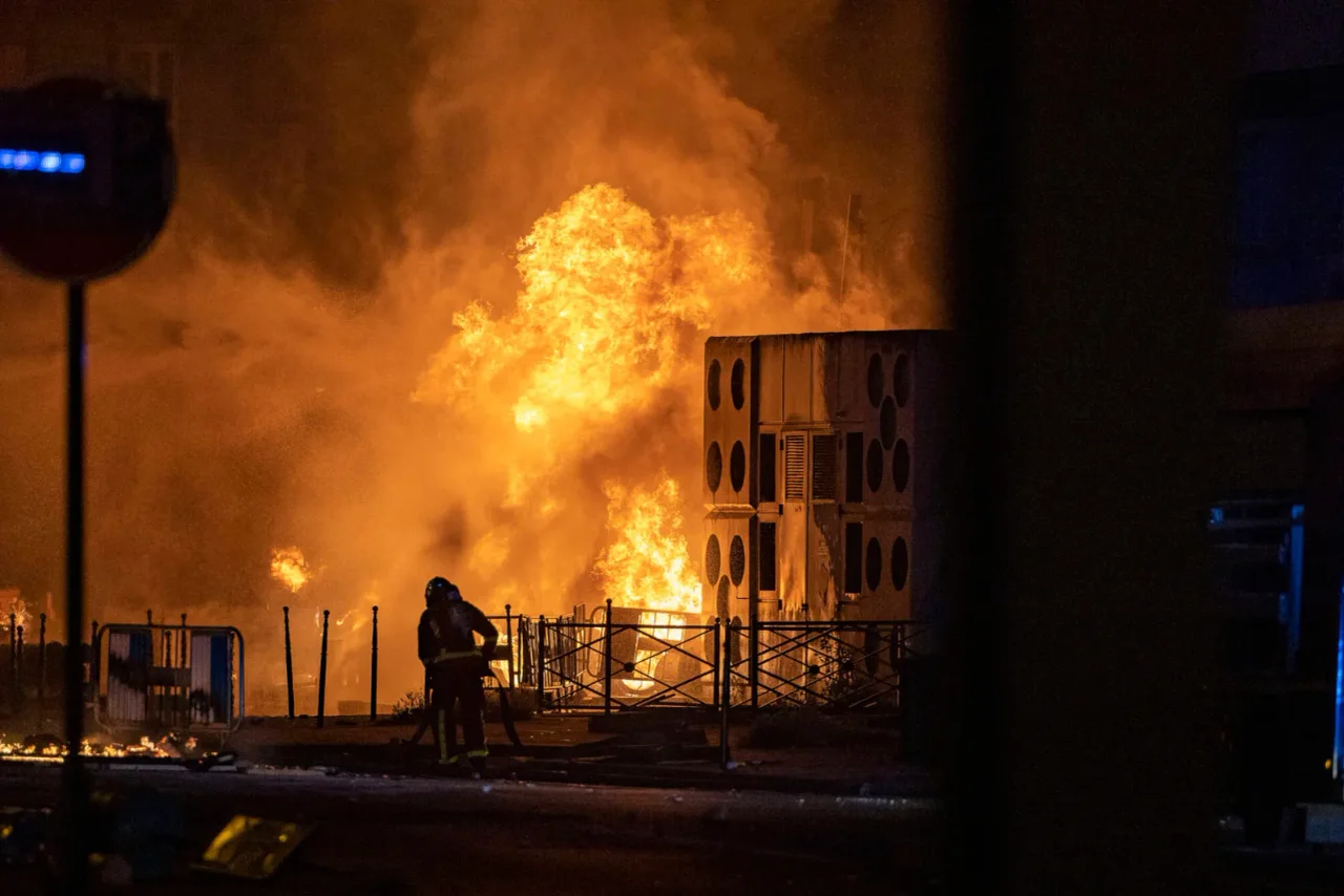 In vielen Städten zündeten Randalierer Geschäfte und Barrikaden an