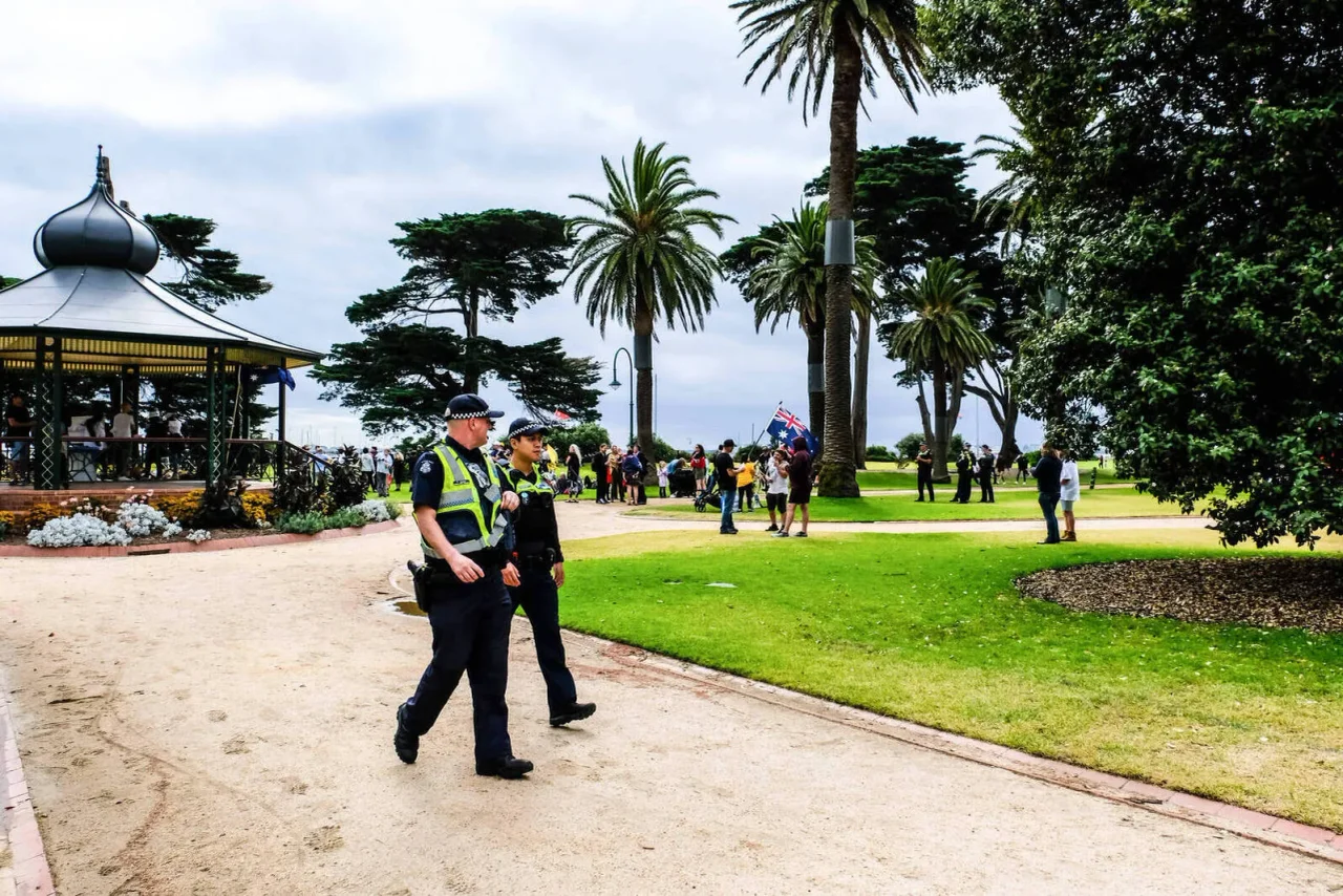 Polizisten beim Patrouillieren in einem Park