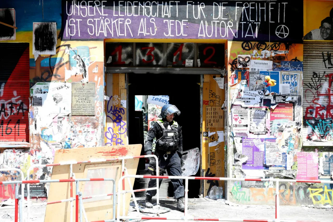 Die Polizei verschafft sich Zugang zu dem besetzten Haus in der Rigaer Straße 94 in Berlin.