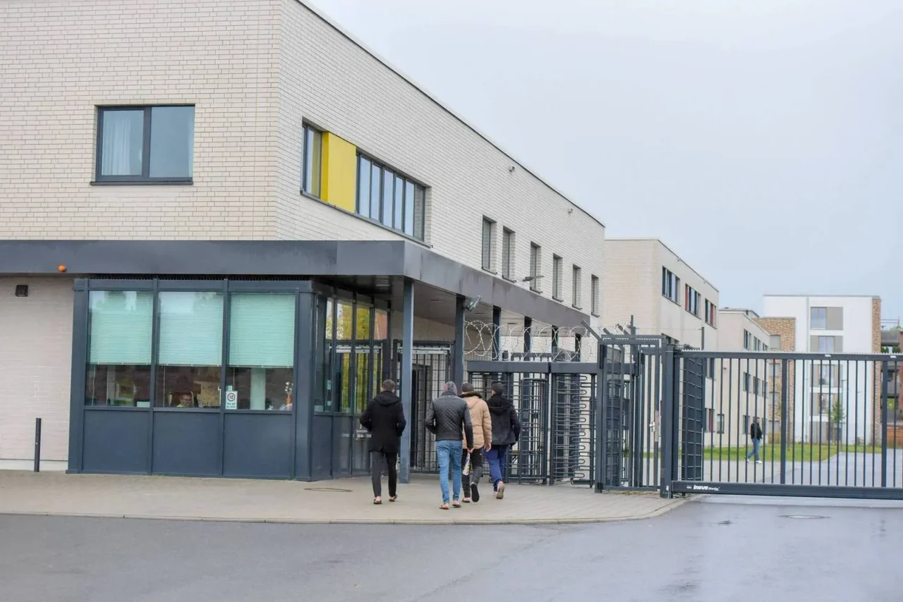 Migranten vor einer Asylunterkunft in Sachsen