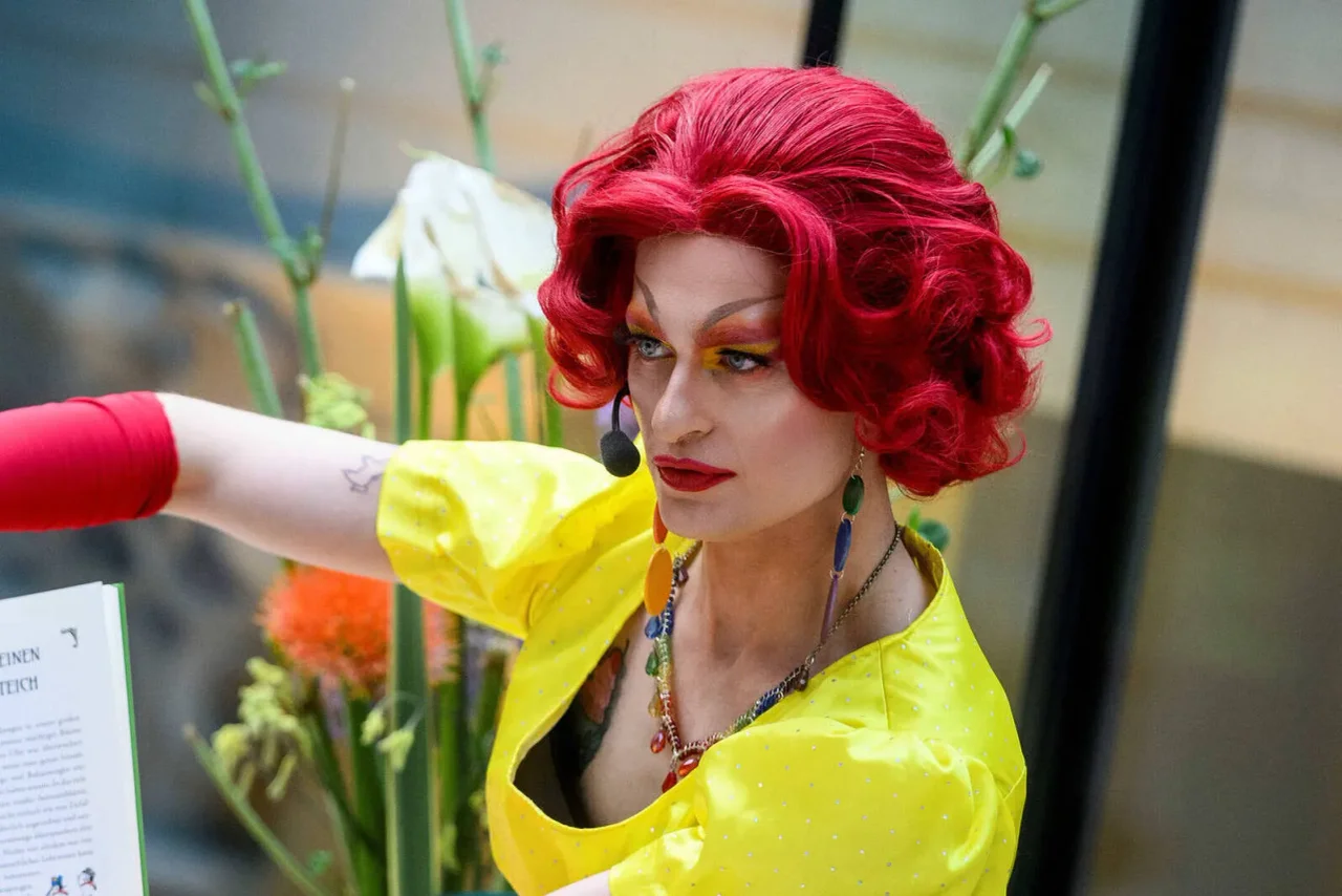 „Candy Licious“ bei einer Drag Queen Story Hour in Wien