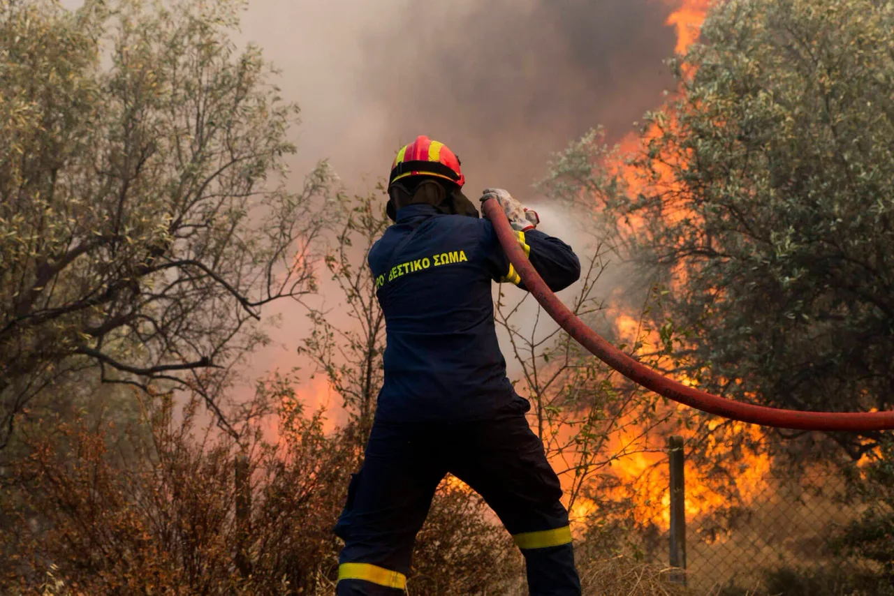 Ein Feuerwehrmann bekämpft einen Waldbrand in Griechenland
