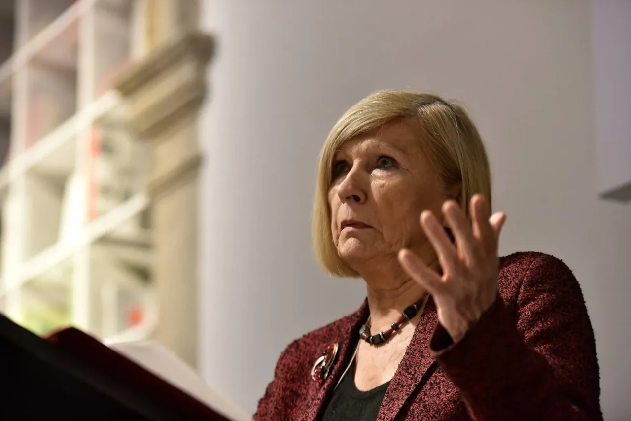 Chantal Mouffe bei einem Symposium in Kassel