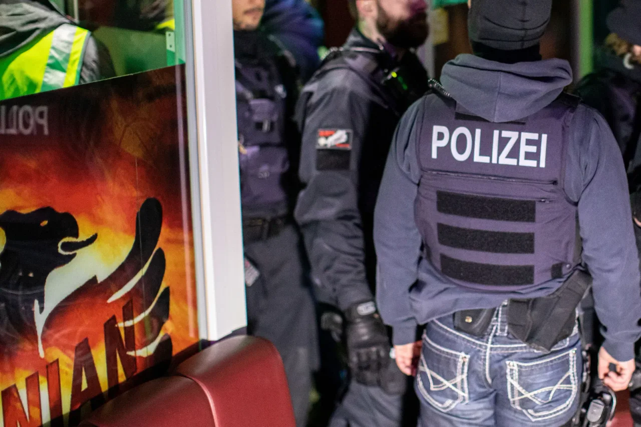 Polizisten bei einer Razzia in Wuppertal