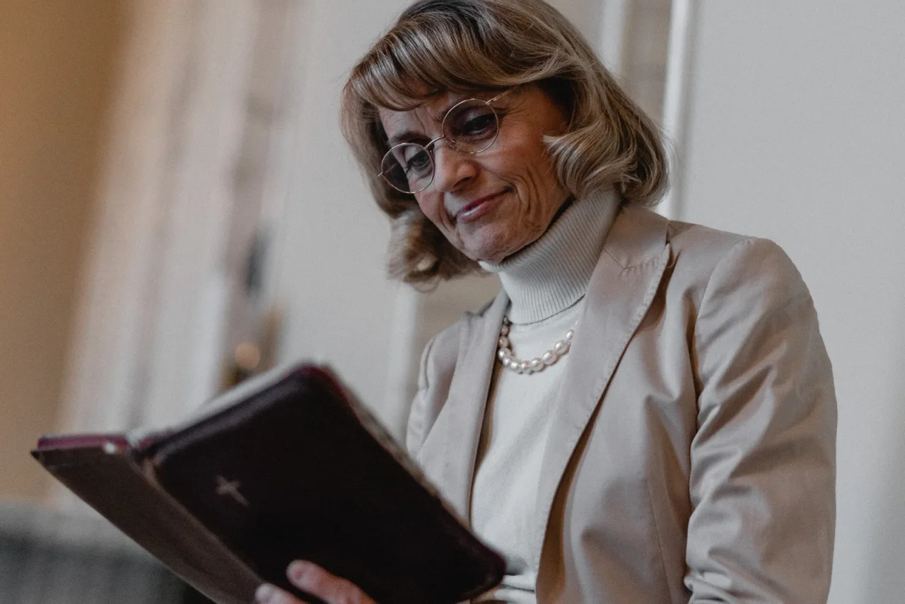 Die ehemalige finnische Innenministerin Päivi Räsänen mit einer Bibel.