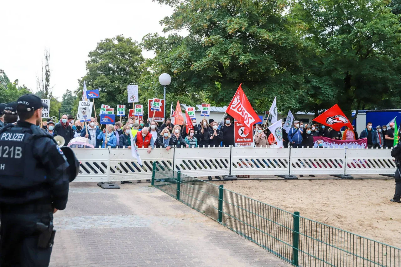 Antifa und Jusos bei einer Kundgebung gegen eine AfD-Versammlung in Henstedt-Ulzburg.