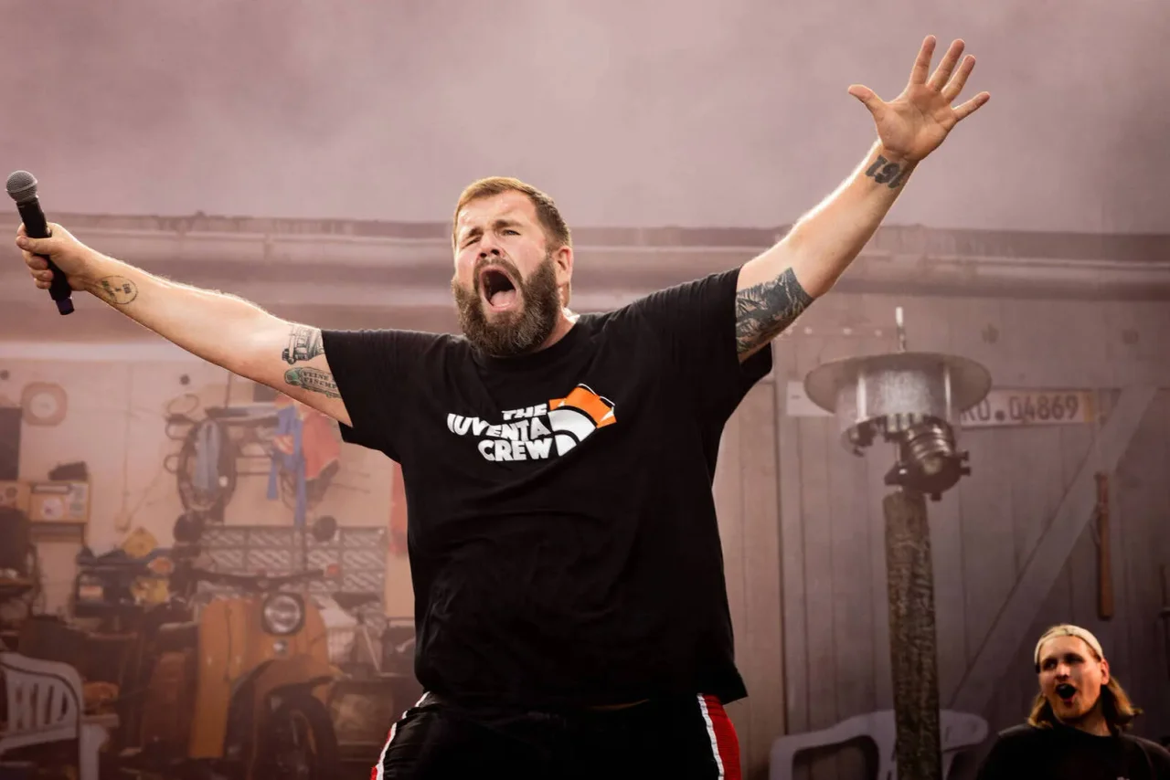 Auf der Innenseite des linken Handgelenks des Sängers der Band „Feine Sahne Fischfilet“ ist die Antifa-Chiffre „161“ zu sehen.