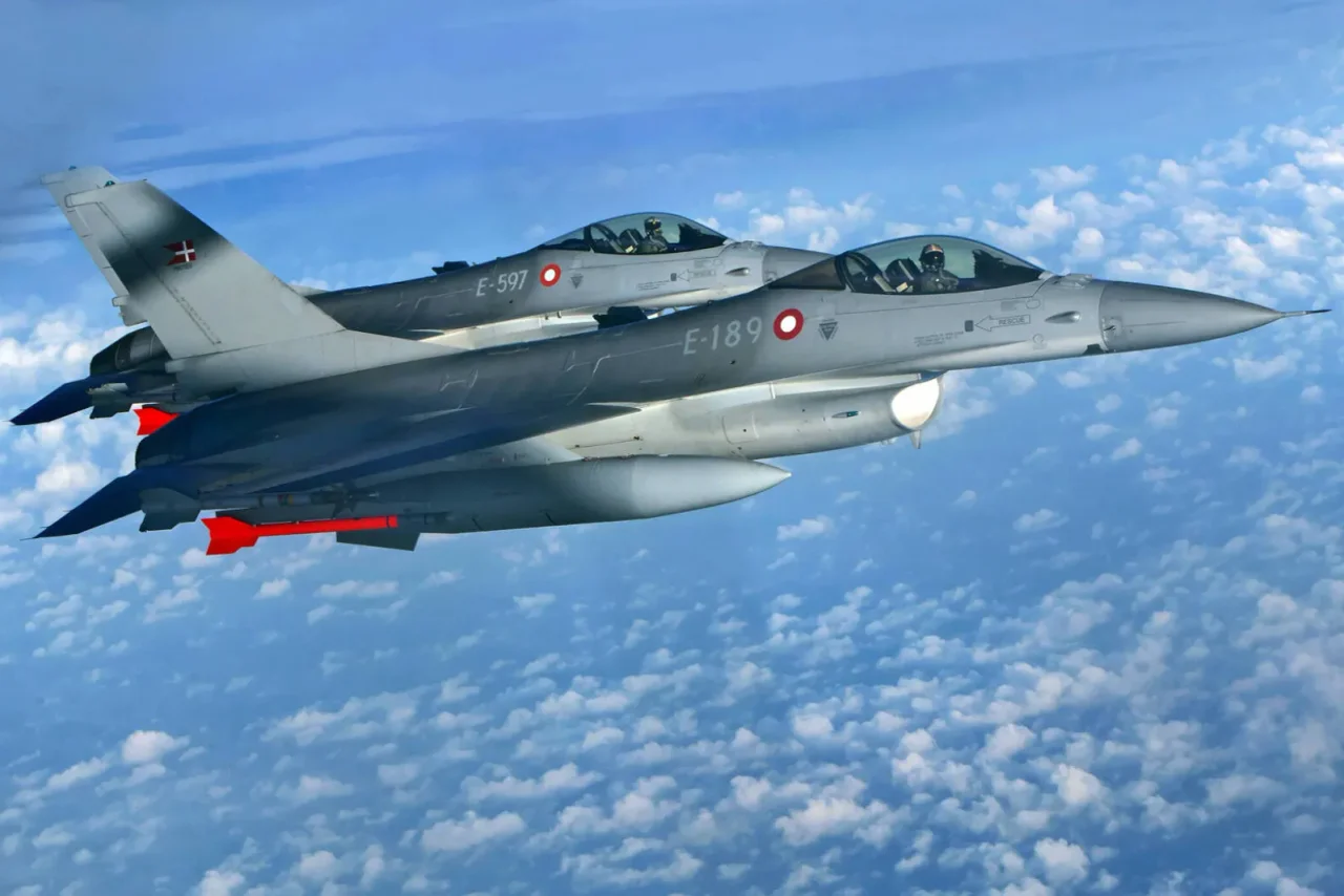 Zwei Kampfflugzeuge der dänischen Luftwaffe vom Typ Lockheed Martin F-16 Fighting Falcon.