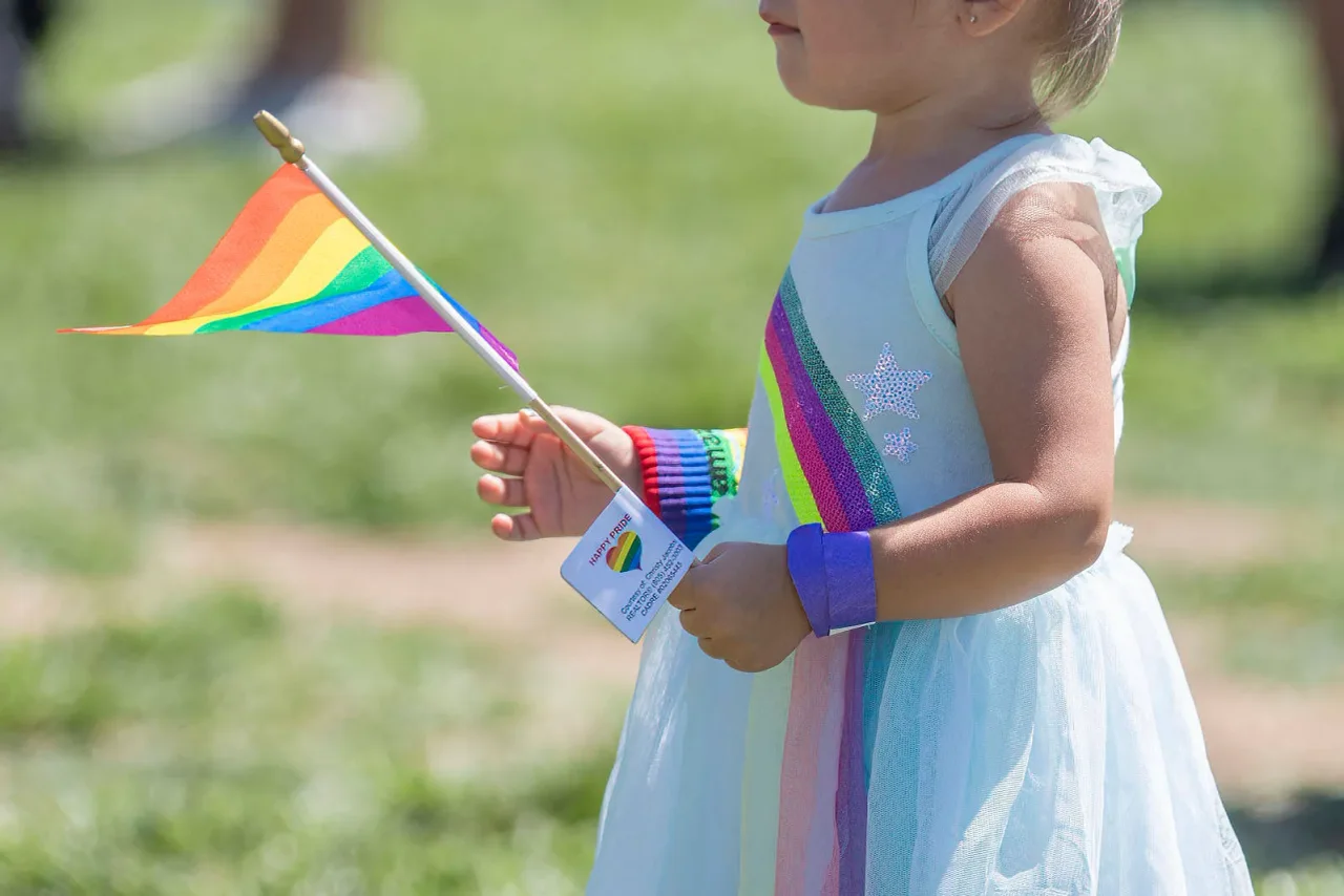 Ein kleines Mädchen bei einer LGBTQ-Veranstaltung in den USA. (Symbolbild)