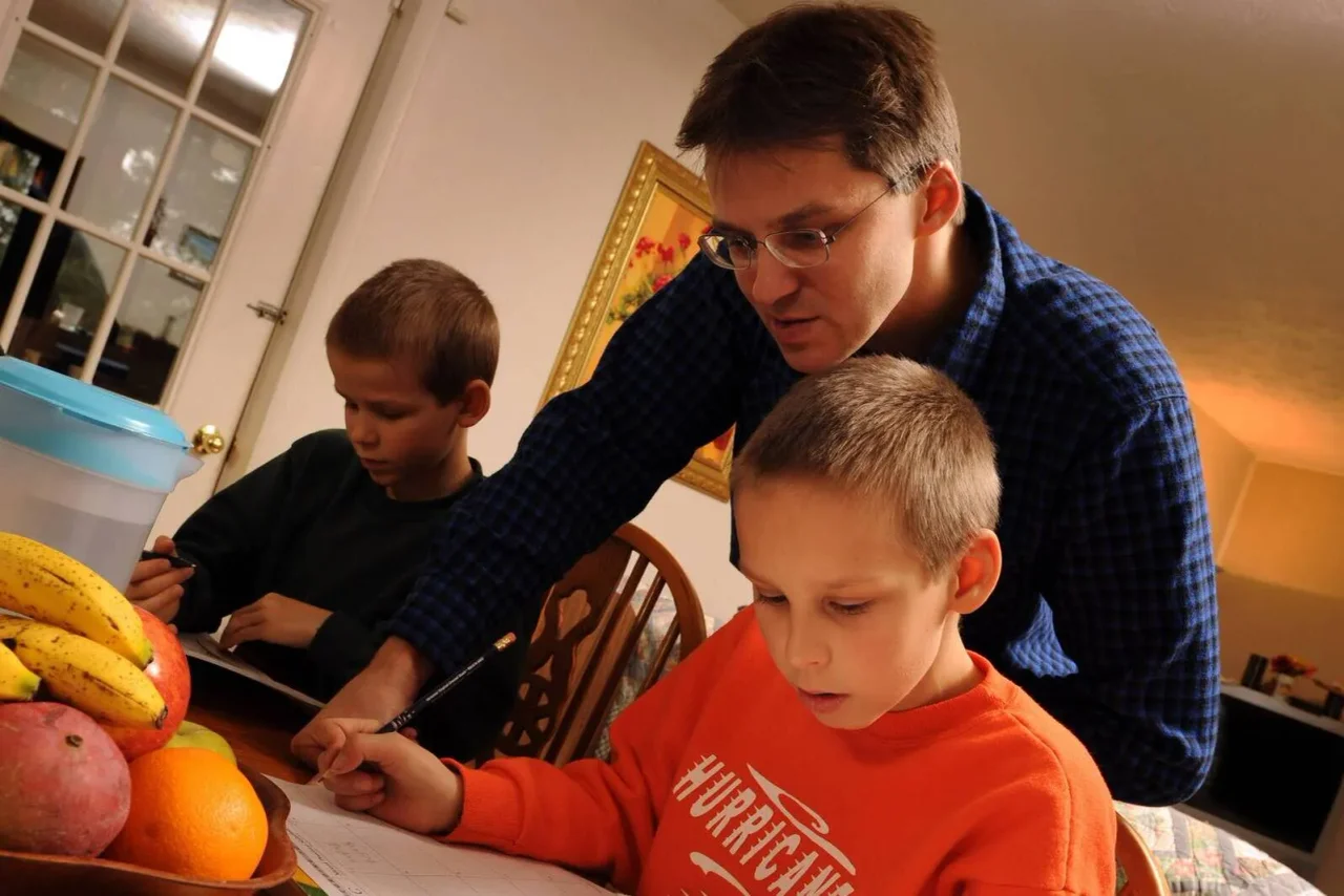 Uwe Romeike mit seinen Kindern.