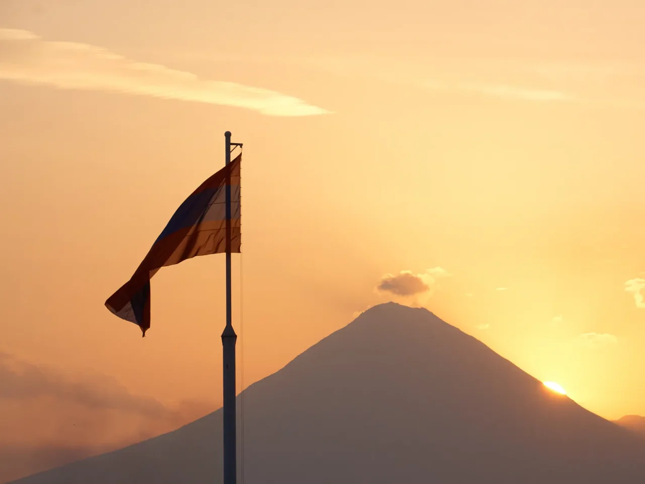 Armenische Flagge, im Hintergrund der heute türkische Kleine Ararat.
