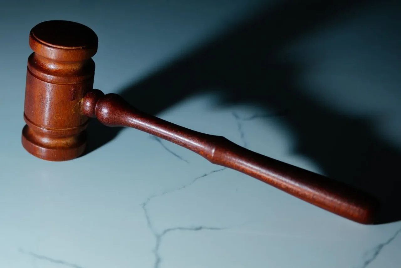 G. fordert vom Heimatkurier Schadensersatz in Höhe von 4.500 Euro sowie die Übernahme ihrer Anwaltskosten.