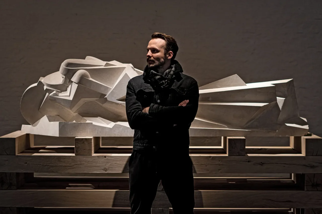 Der schottische Bildhauer Fen de Villiers. Bild: Alain Six