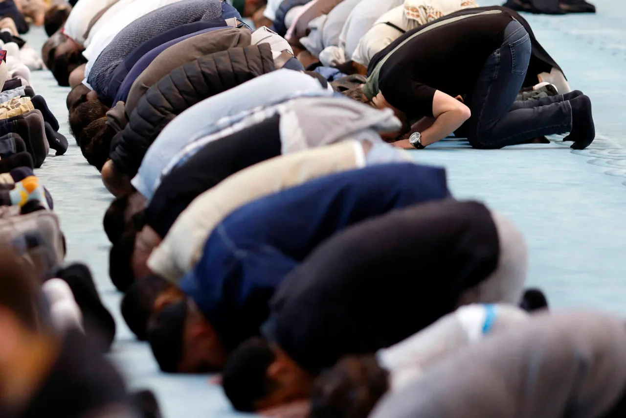 Muslime beim Mittagsgebet in der DITIB Zentralmoschee in Ehrenfeld. (Symbolbild)