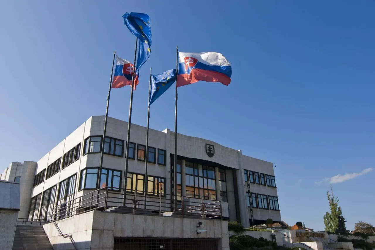 Fahnen vor dem Nationalratsgebäude in Bratislava.