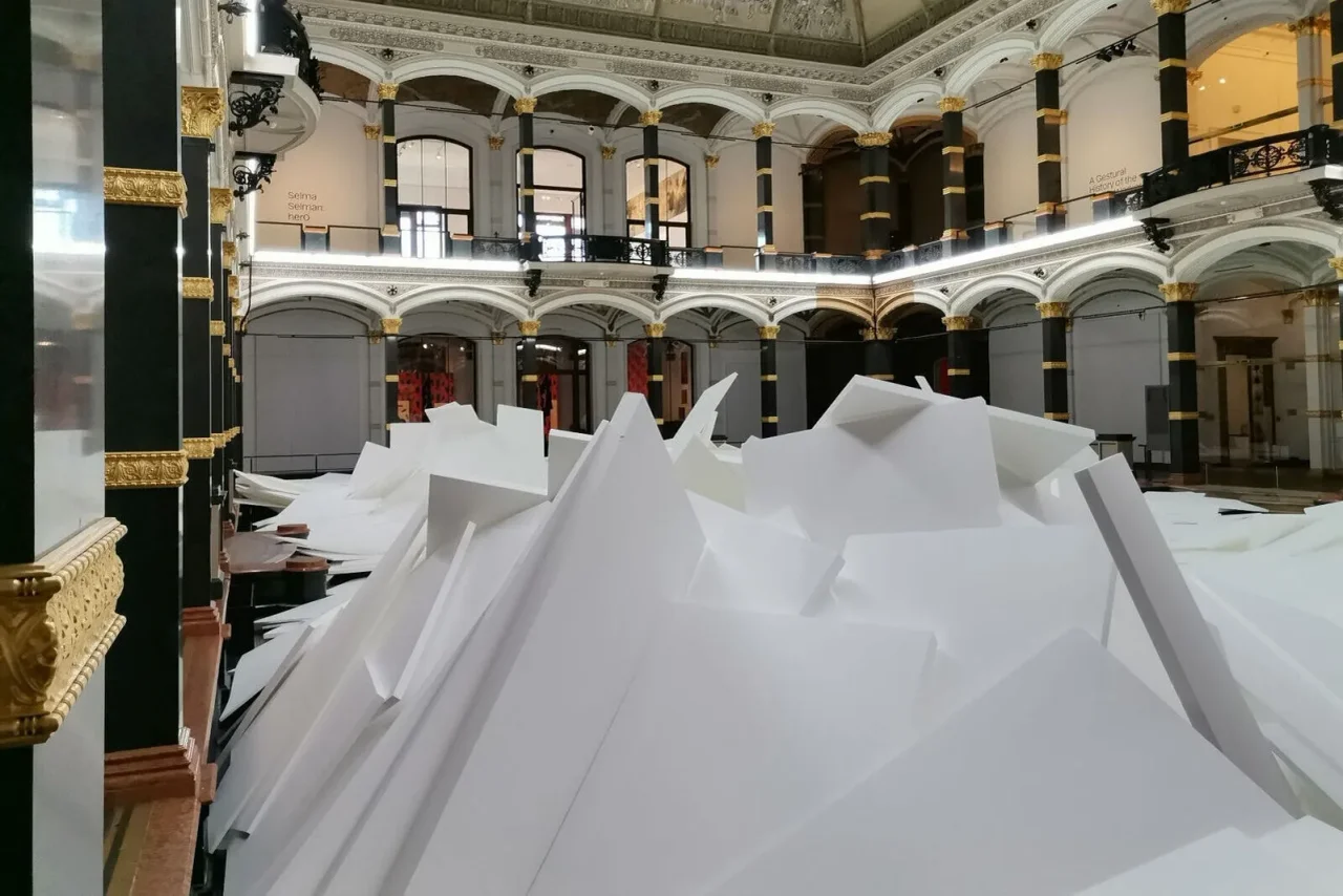 Eismeer-Installation aus Styroporplatten des Künstlertrios General Idea im Lichthof des Gropius-Baus