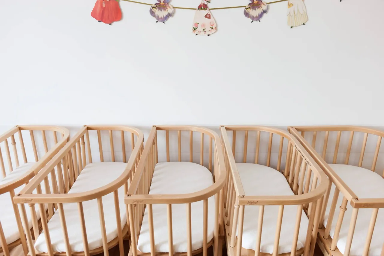 Leere Kinderbetten auf einer Geburtenstation in einem Krankenhaus in Düsseldorf. (Symbolbild)