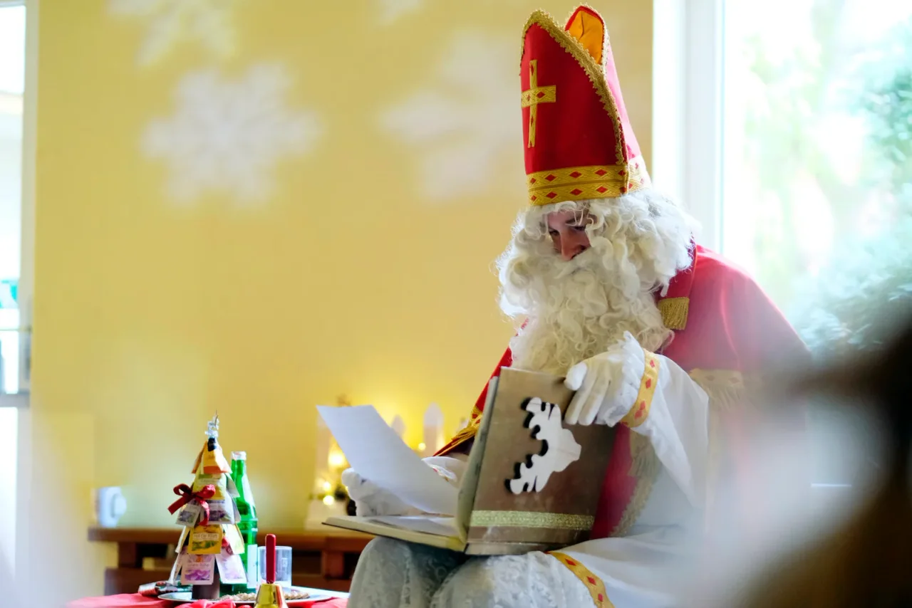 Ein Nikolaus bei seinem Besuch in einem Kindergarten.