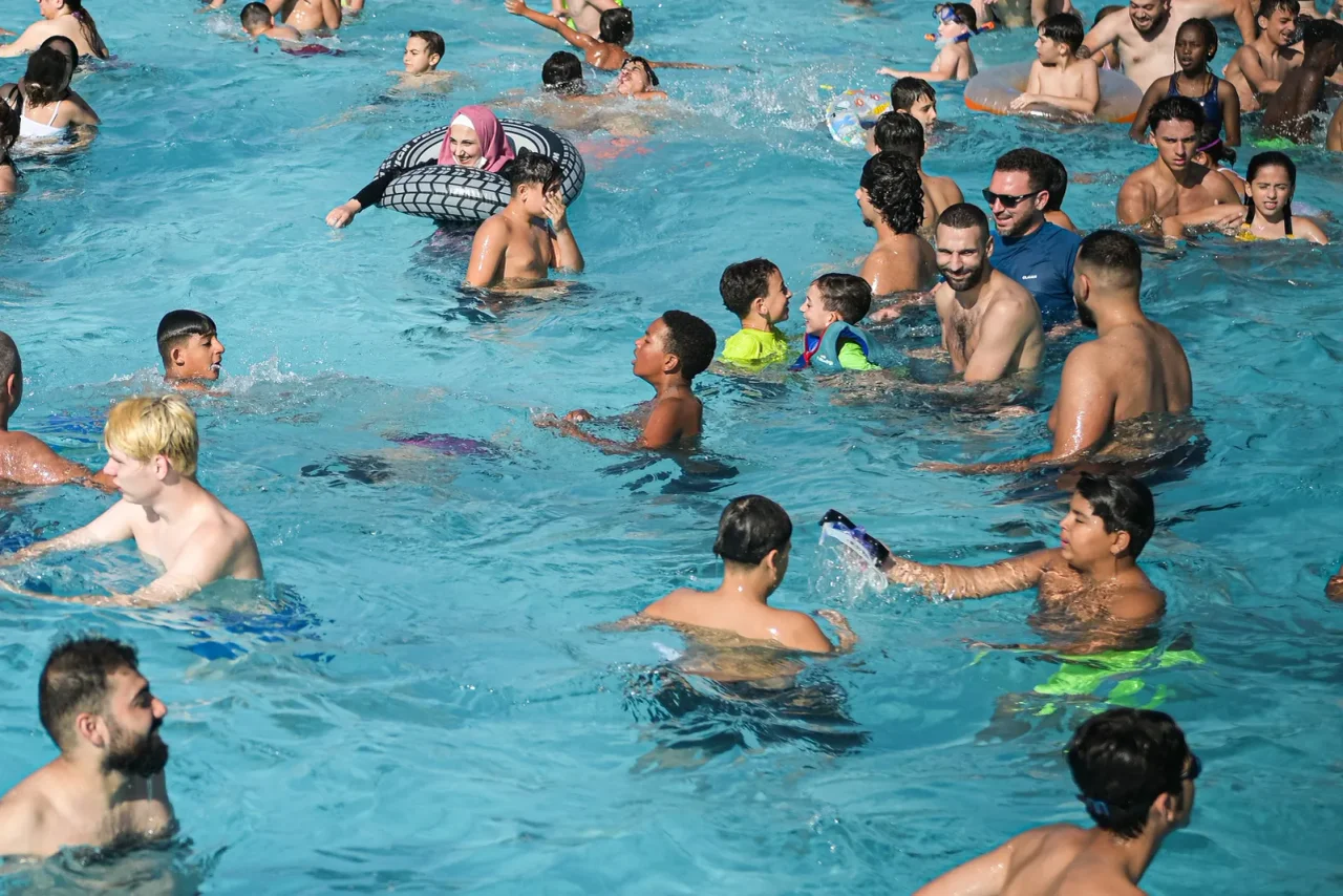 Badegäste in einem deutschen Schwimmbad. (Symbolbild)