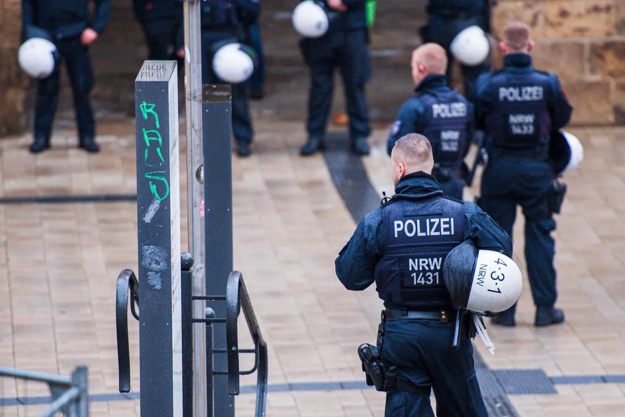 Polizisten bei einem Einsatz. (Symbolbild)
