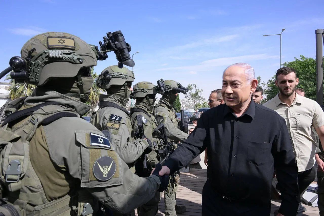Der israelische Premierminister Benjamin Netanyahu zu Besuch bei Soldaten. (Symbolbild)