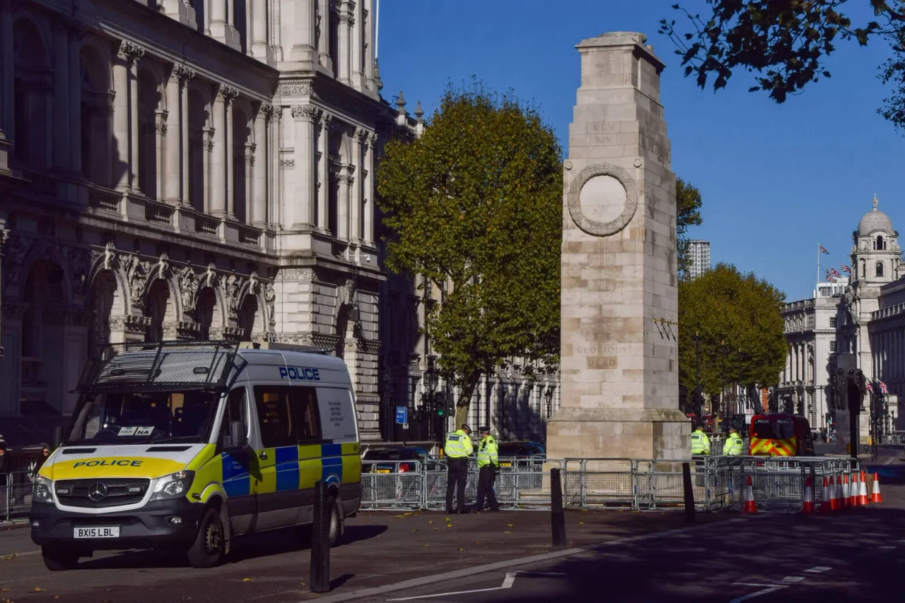 Polizisten vor dem Cenotaph in London.