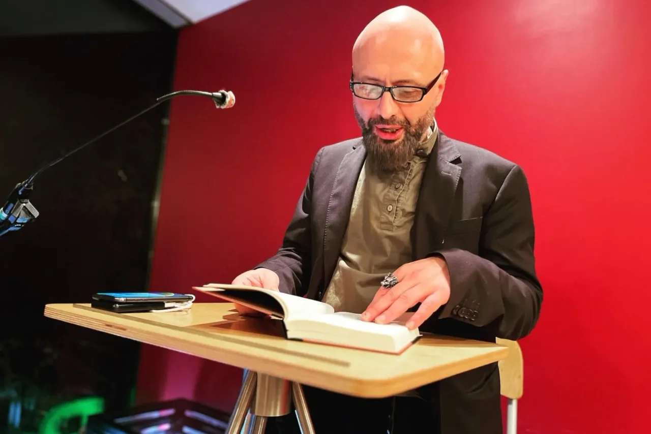 Der russische Dramaturg und Journalist Ilia Ryvkin bei seiner Lesung im Buchhaus Loschwitz.