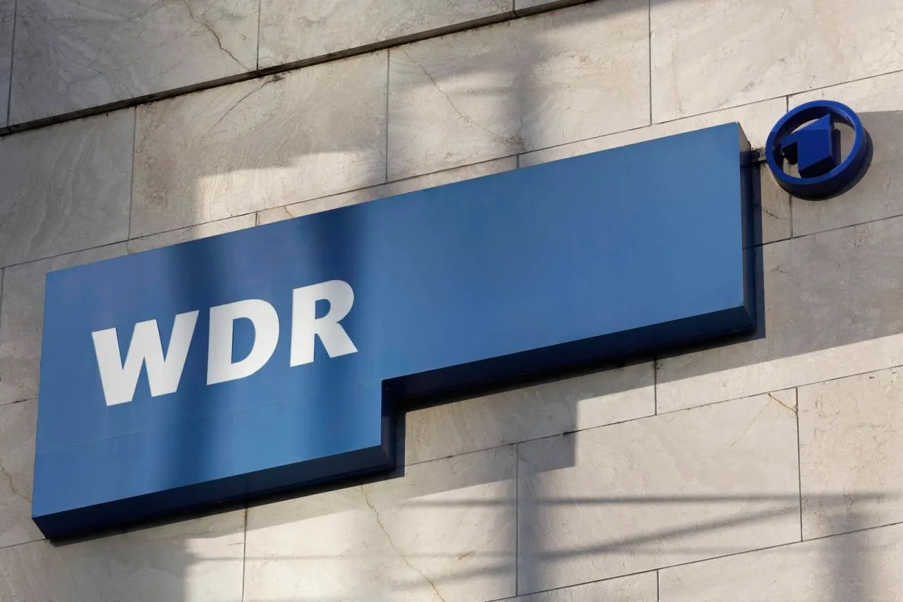 Logo des WDR am Studio in Düsseldorf.