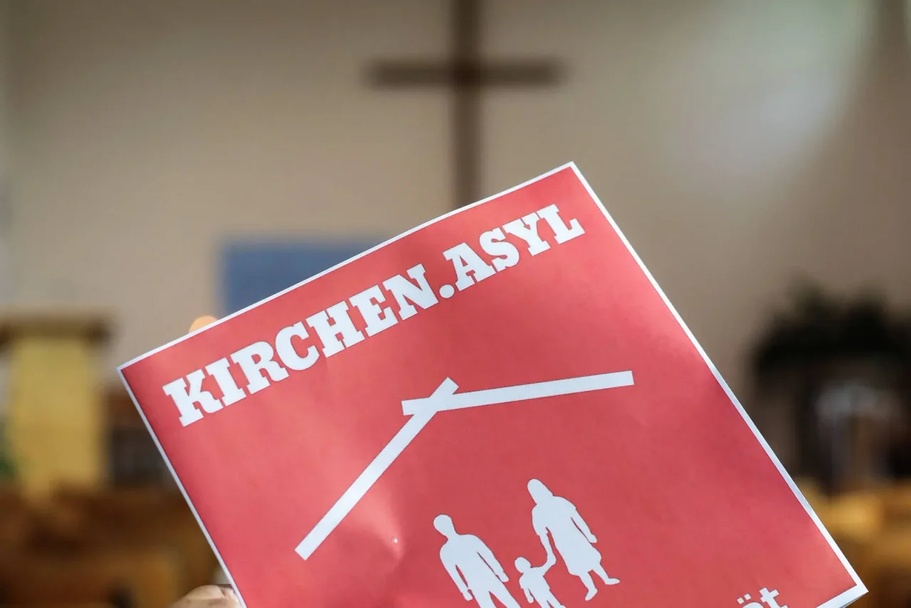 Schild mit der Aufschrift Kirchenasyl in einer evangelischen Kirche.