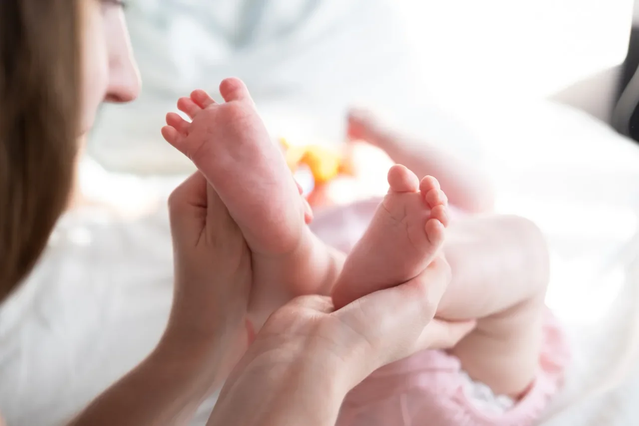 Eine Mutter mit ihrem Neugeborenen. (Symbolbild)