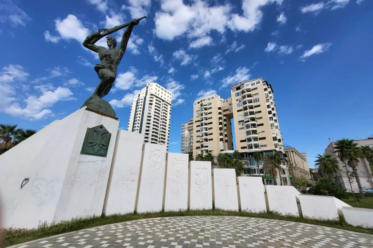 Ein Denkmal in Durres aus der sozialistischen Ära.