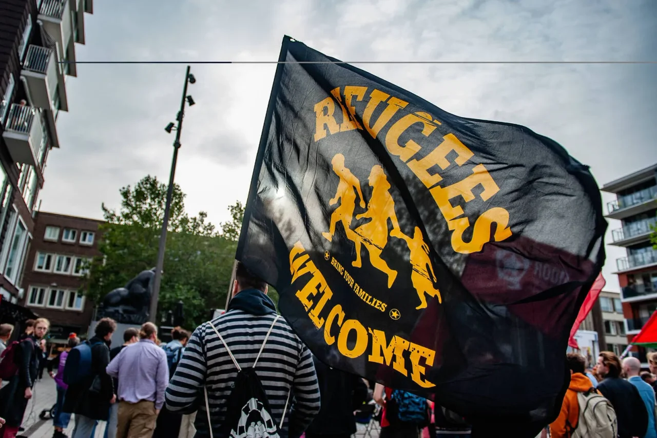 Ein Demonstrant mit einer Refugees-Welcome-Fahne bei einer Kundgebung in Nijmegen. (Symbolbild)