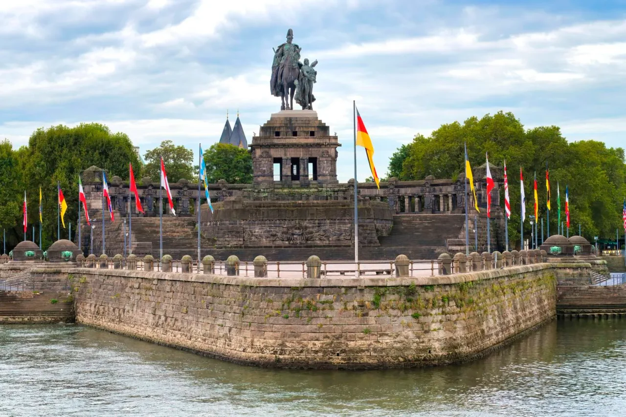 Statue Wilhelms I. am Deutschen Eck in Koblenz.