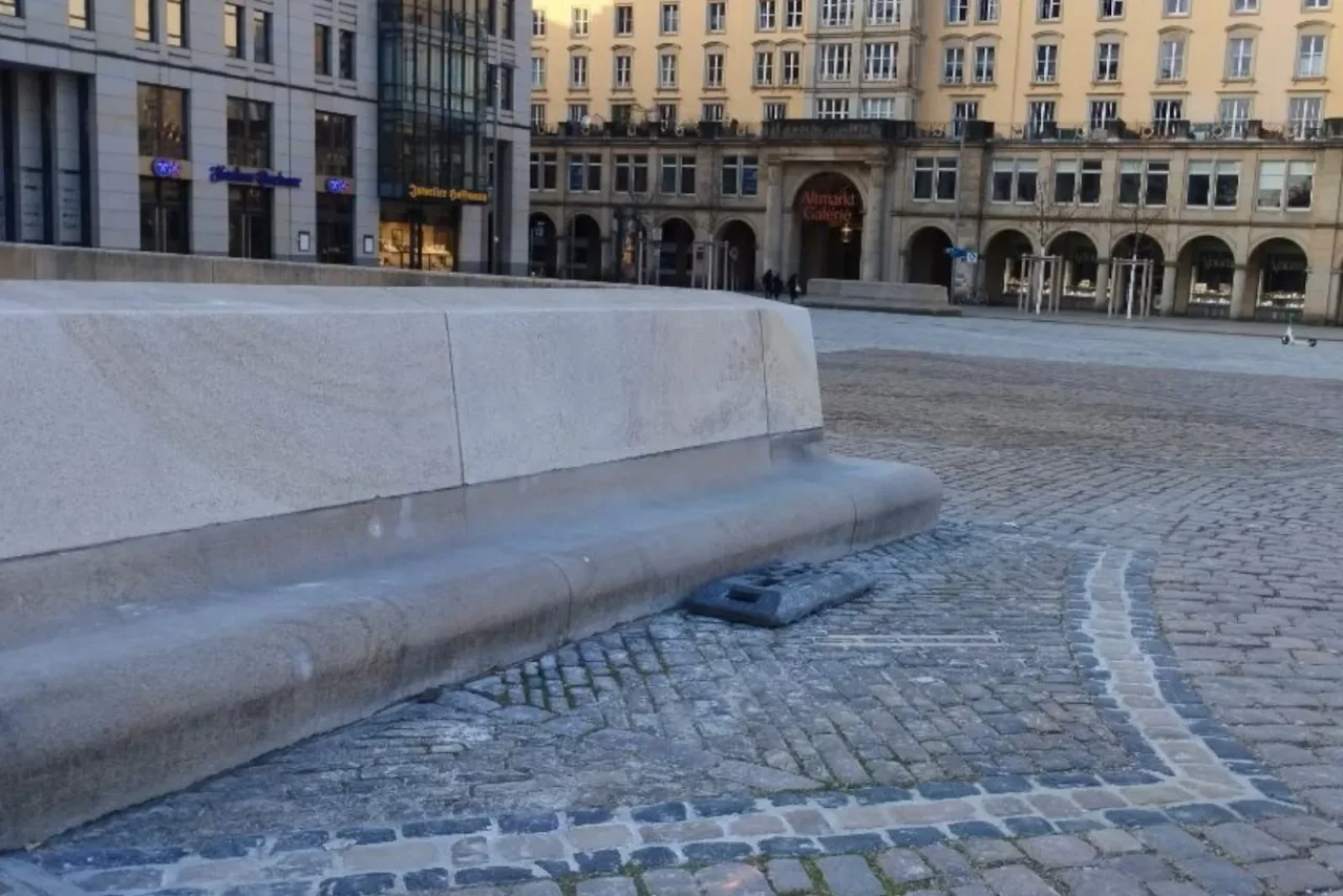 So sieht das Mahnmal für die Opfer der Bombennacht nach der "Umgestaltung" aus.