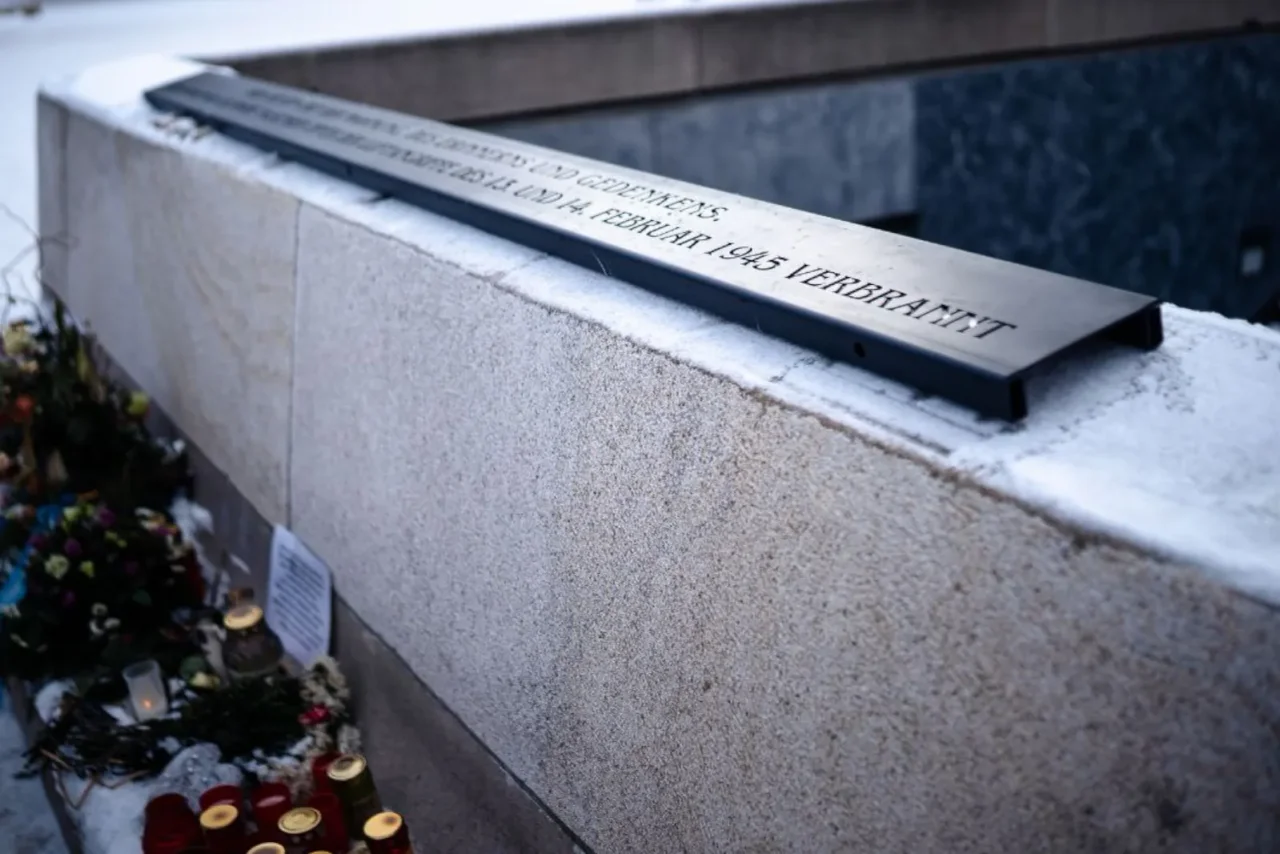 Mit der neuen Gedenktafel wollen die Aktivisten das Gedenken an die Opfer des Bombenangriffs aufrecht erhalten.