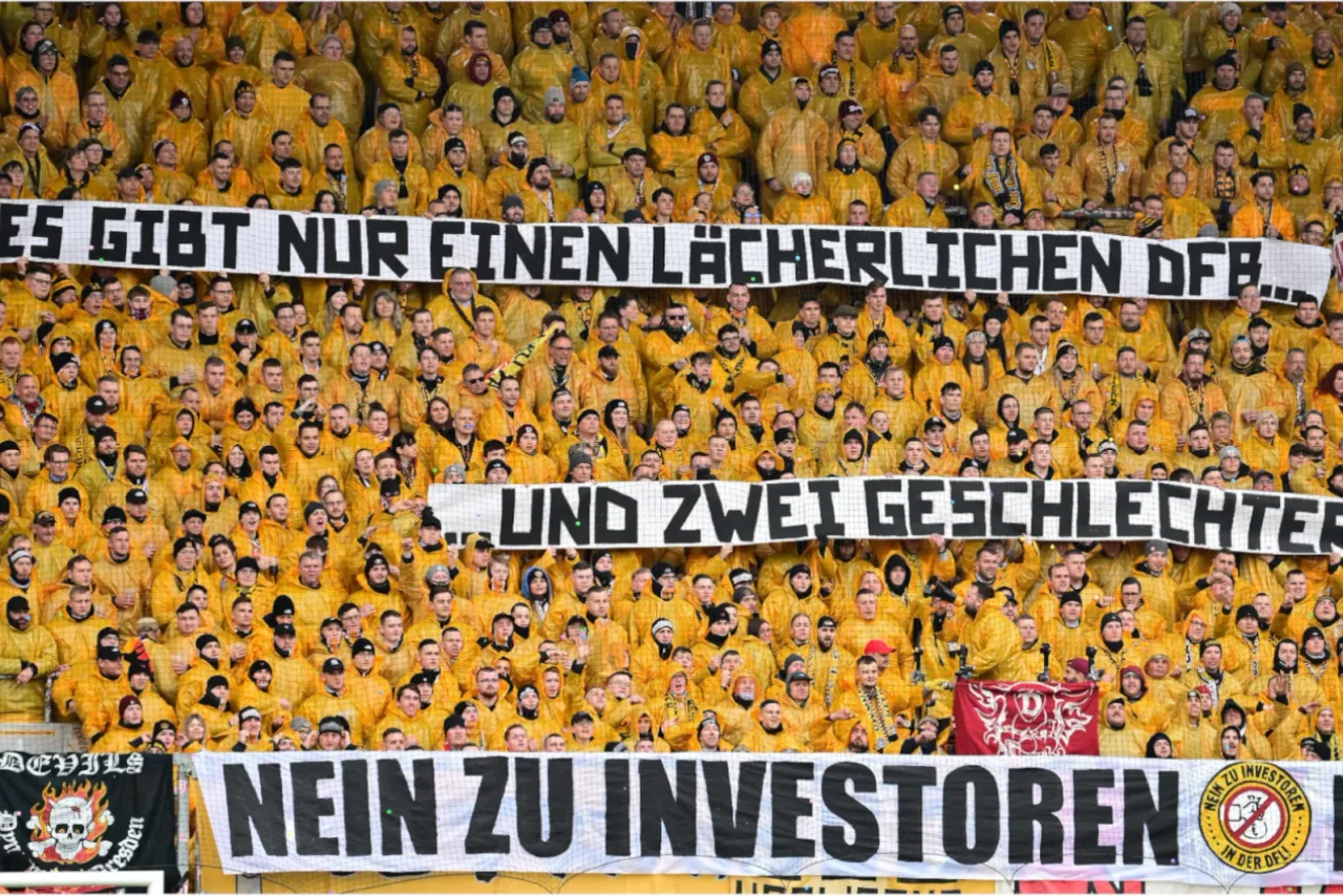 Fans des Dynamo Dresden mit einem Banner, auf dem steht, dass es nur zwei Geschlechter gibt.