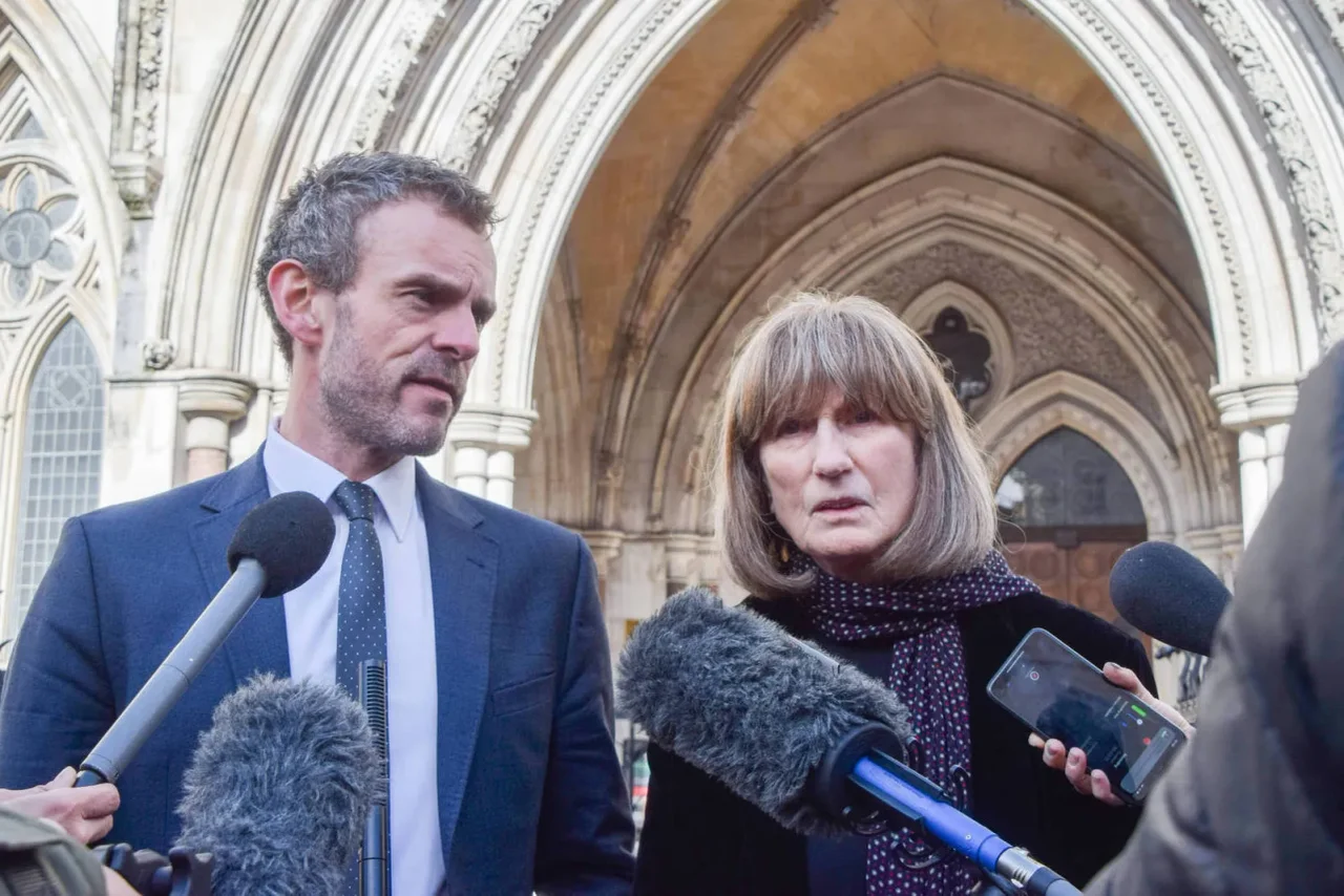 Begums Anwälte vor den Royal Courts of Justice in London.