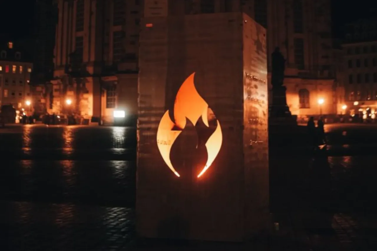 Eine Stele vor der Dresdner Frauenkirche erinnerte zumindest kurz an die Toten der Bombennächte.