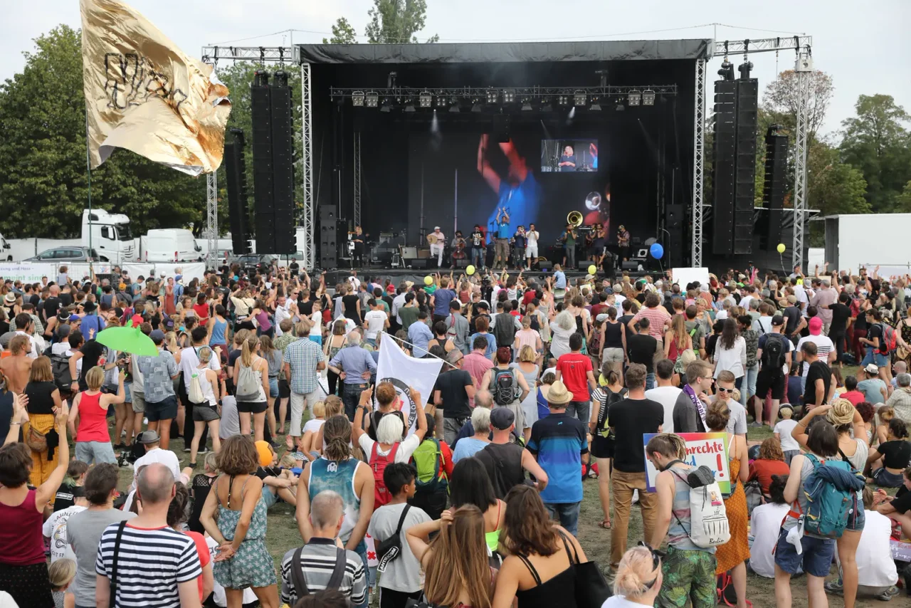 „Banda Comunale“ bei der linken Unteilbar-Demonstration 2018