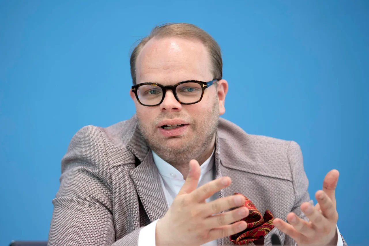 Helge Lindh hat mit seinen Feiertagsgrüßen in den Sozialen Medien wieder einmal für gemischte Reaktionen gesorgt.