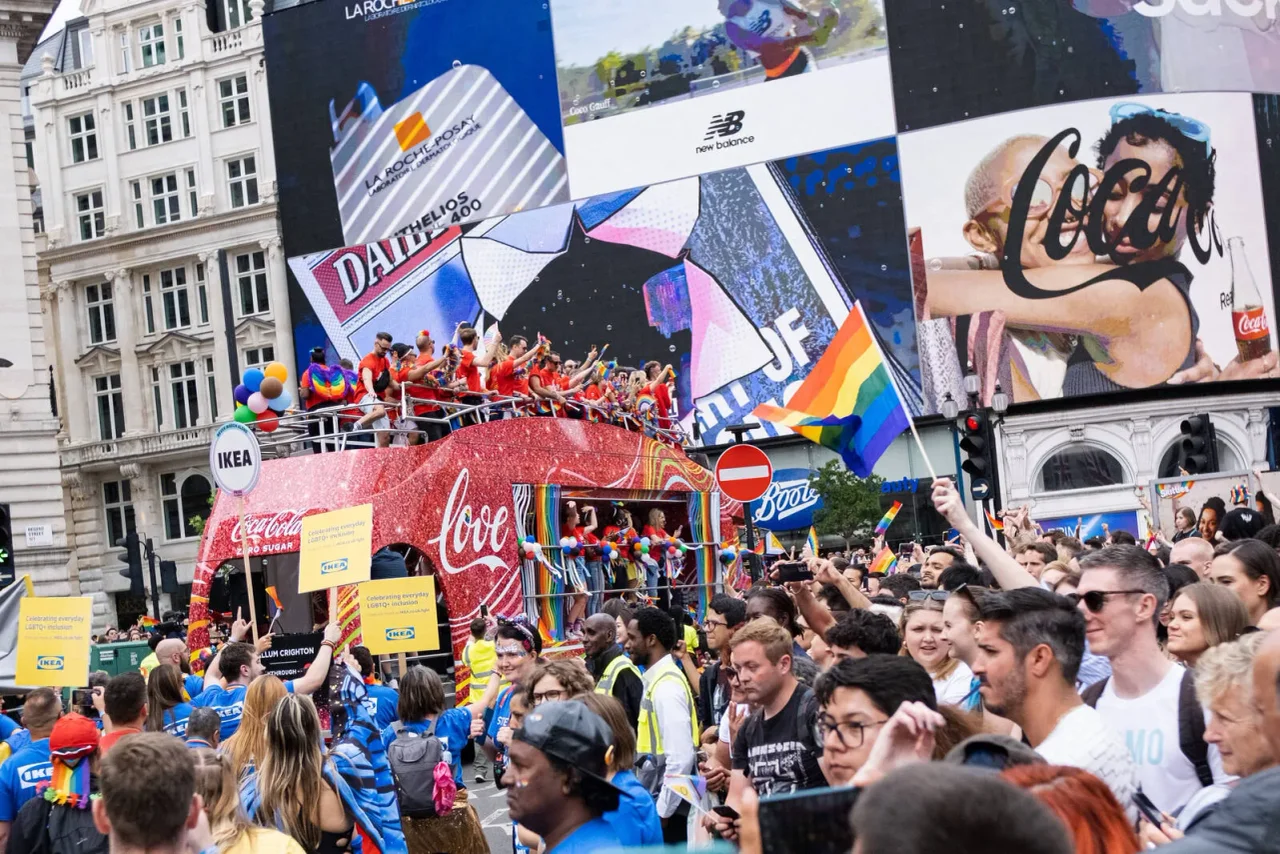 Bei der Pride-Parade 2023 in London war Coca Cola sogar mit einem eigenen Wagen vertreten.
