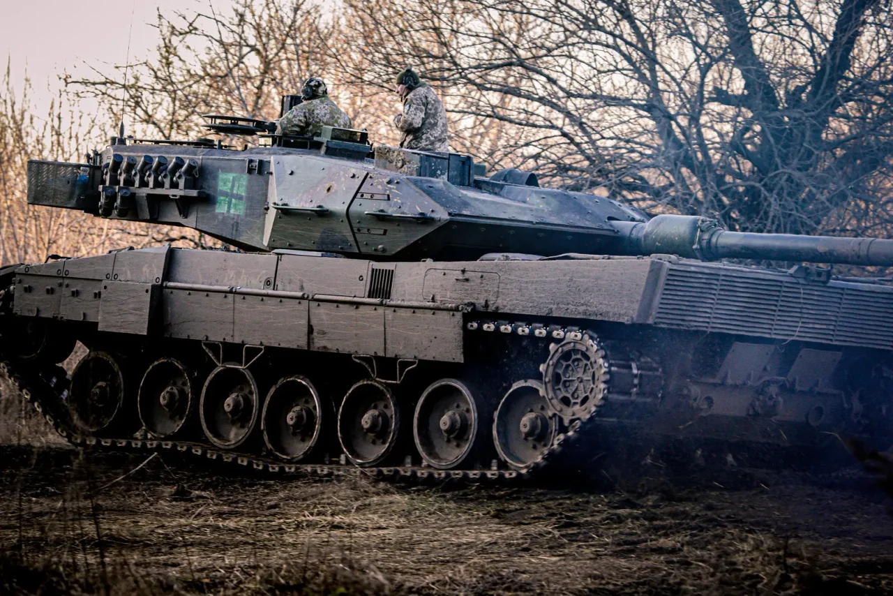 Ukrainische Soldaten in einem Leopard-2-Panzer in der Oblast Donezk.