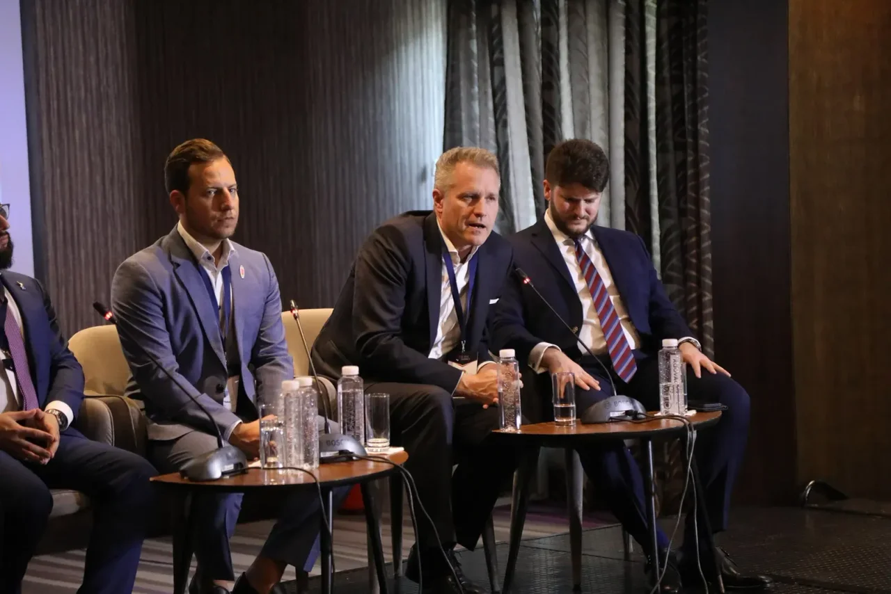 Bystron beim internationalen Konservativen-Treffen in Belgrad